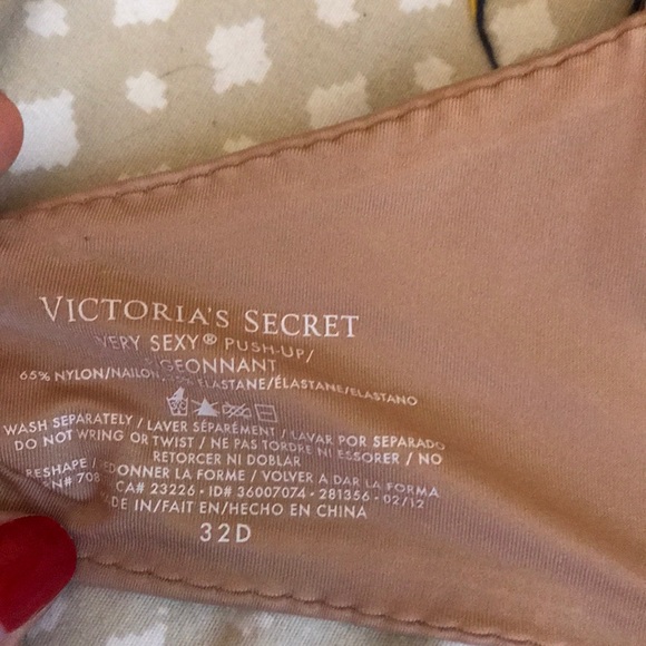 Nude VS Bra - Picture 4 of 4